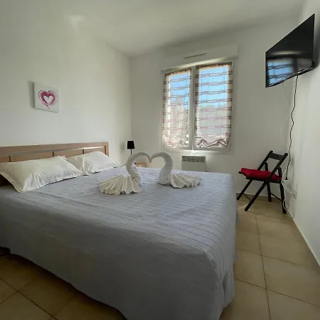 Confort 2-4 Pers 500 M De La Avec Piscine Et Wifi, Clim